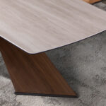 Table à manger ovale en marbre porcelainé et noyer