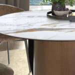 Круглый обеденный стол из керамогранитного мрамора и стали бронзового цвета