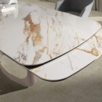 Mesa comedor extensible ovalada barril mármol porcelánico y acero arena metalizado