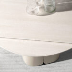 Mesa comedor extensible redonda mármol porcelánico y acero color arena