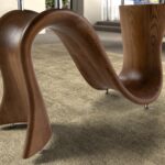 Обеденный стол овальной формы «бочка» из закалённого стекла и ореха