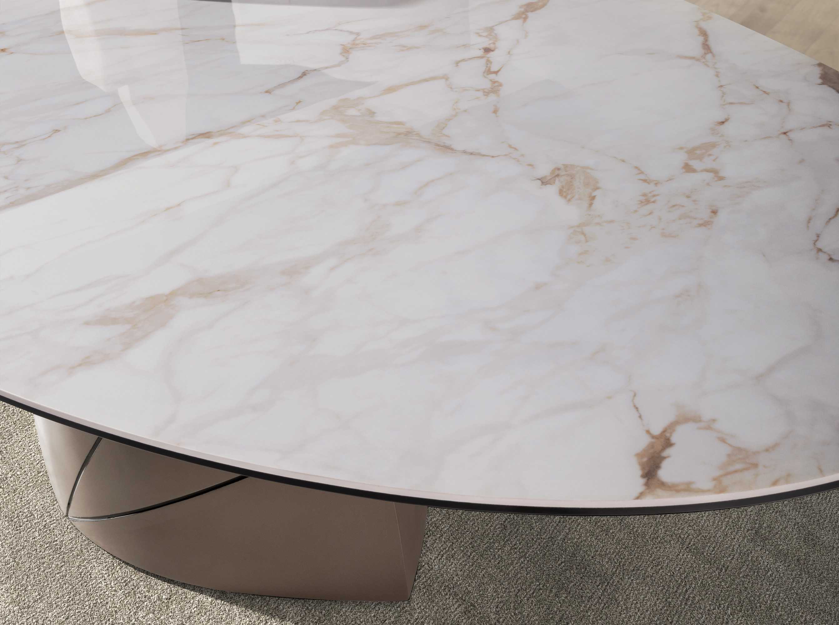 Mesa comedor ovalada mármol porcelánico y acero taupé metalizado Mesa comedor ovalada mármol porcelánico y acero taupé metalizado