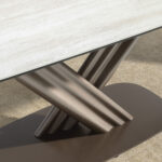 Mesa comedor extensible ovalada barril mármol porcelánico y acero color marrón oscuro metalizado