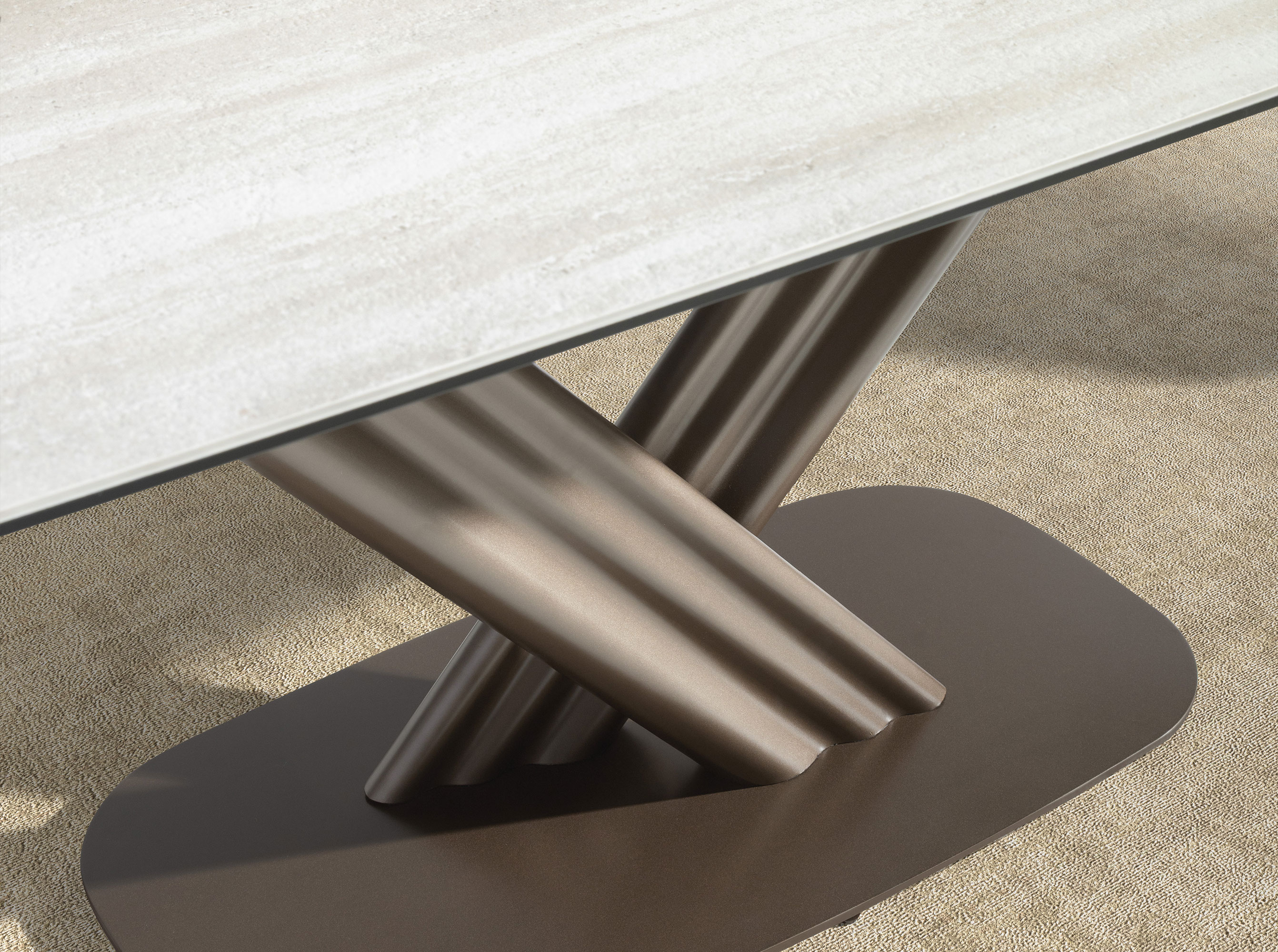 Mesa comedor extensible ovalada barril mármol porcelánico y acero color marrón oscuro metalizado Mesa comedor extensible ovalada barril mármol porcelánico y acero color marrón oscuro metalizado
