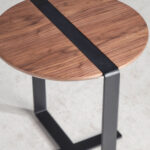 Ecktisch aus Walnussholz und schwarzem Stahl