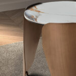 Runder Ecktisch aus Feinsteinzeug und bronzefarbenem Stahl