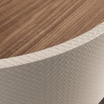 Tavolino da caffè rotondo in noce e legno rivestito in similpelle color sabbia