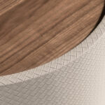 Tavolino rotondo da angolo in noce, noce e legno rivestito in similpelle color sabbia