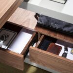 Scrivania in legno di noce e vetro temperato