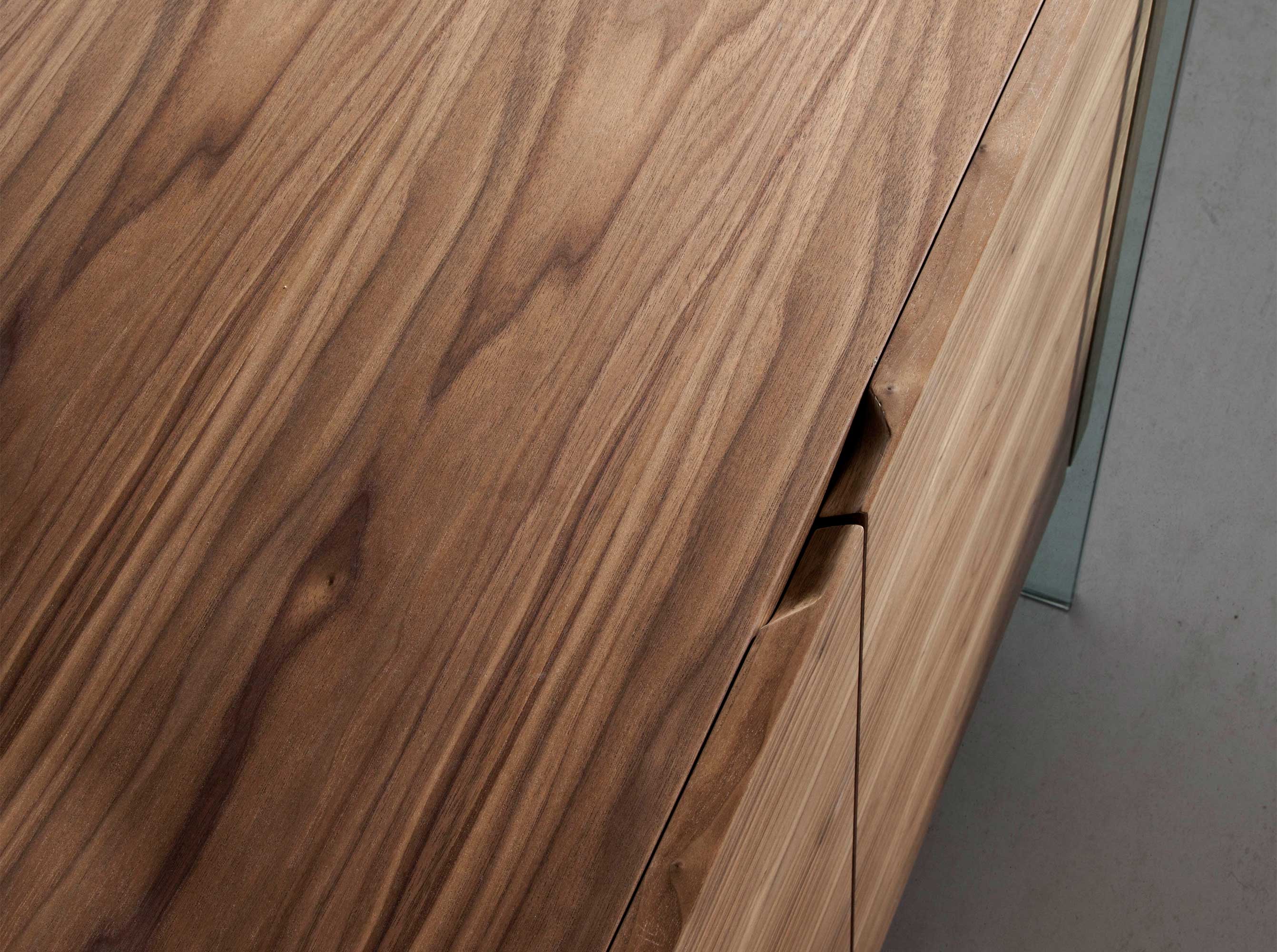 Buffet en bois de noyer et verre trempé Buffet en bois de noyer et verre trempé