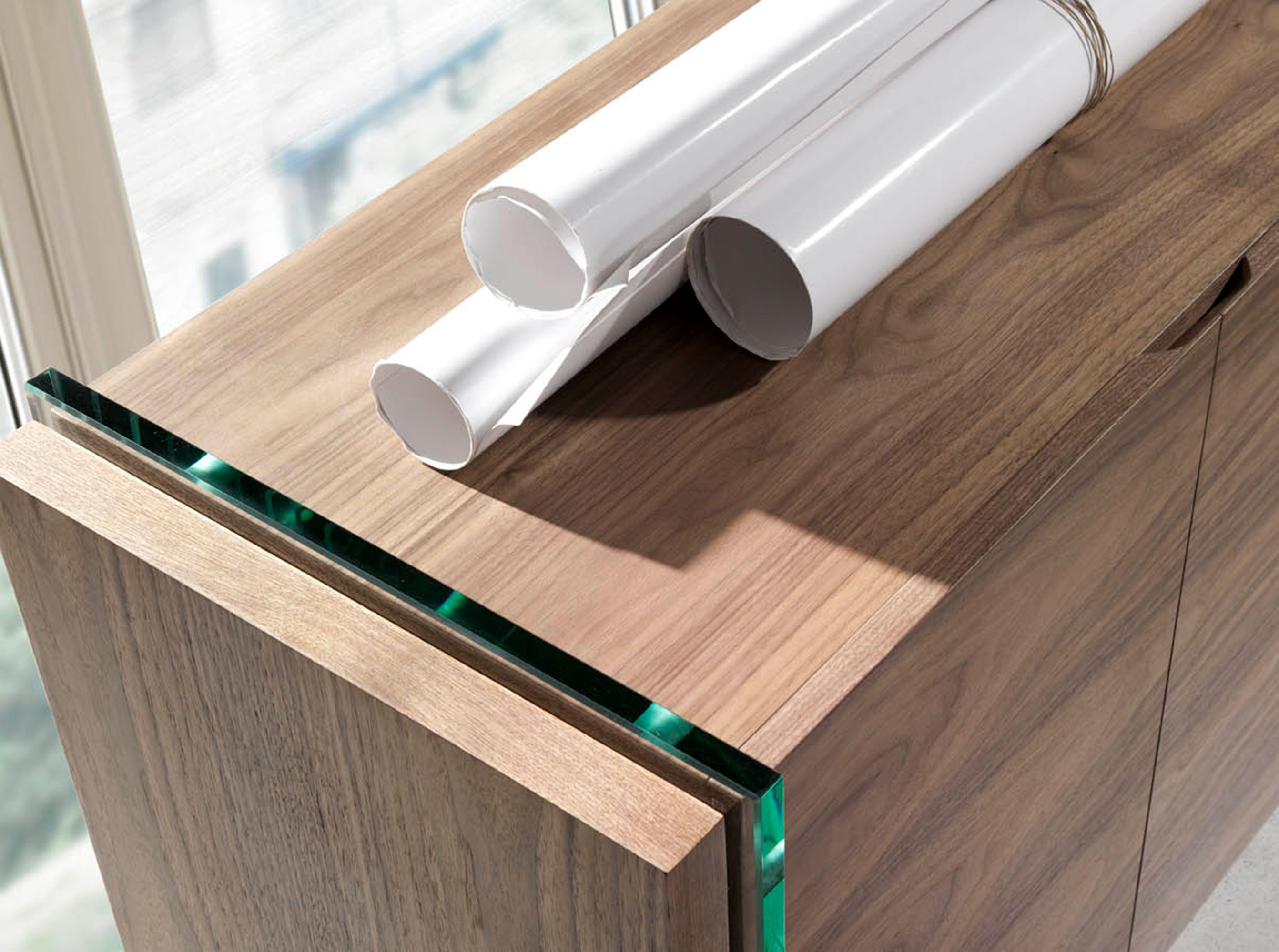 Buffet en bois de noyer et verre trempé Buffet en bois de noyer et verre trempé