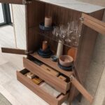 Buffet haut en noyer avec plateau en verre imitation marbre et éclairage intérieur
