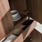 Grand buffet en noyer et acier métallisé foncé