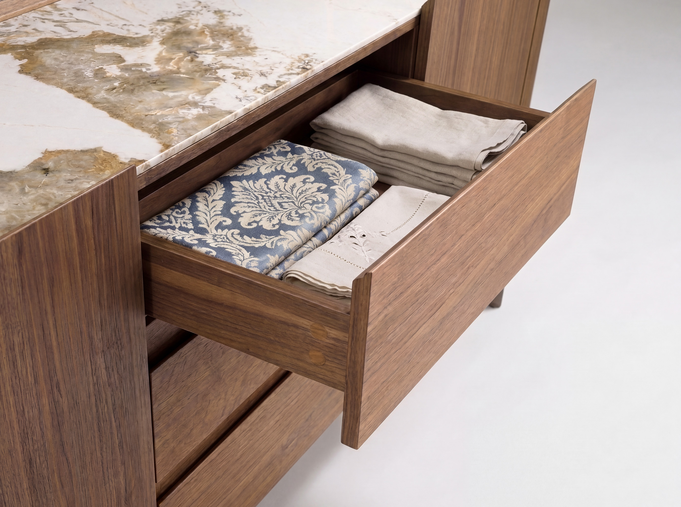 Credenza in noce e acciaio metallizzato scuro con piano in marmo porcellanato Credenza in noce e acciaio metallizzato scuro con piano in marmo porcellanato