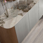 Sideboard aus Silberholz, Nussbaum und Porzellan-Marmorplatte