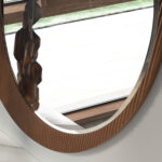 Круглое настенное зеркало из орехового дерева