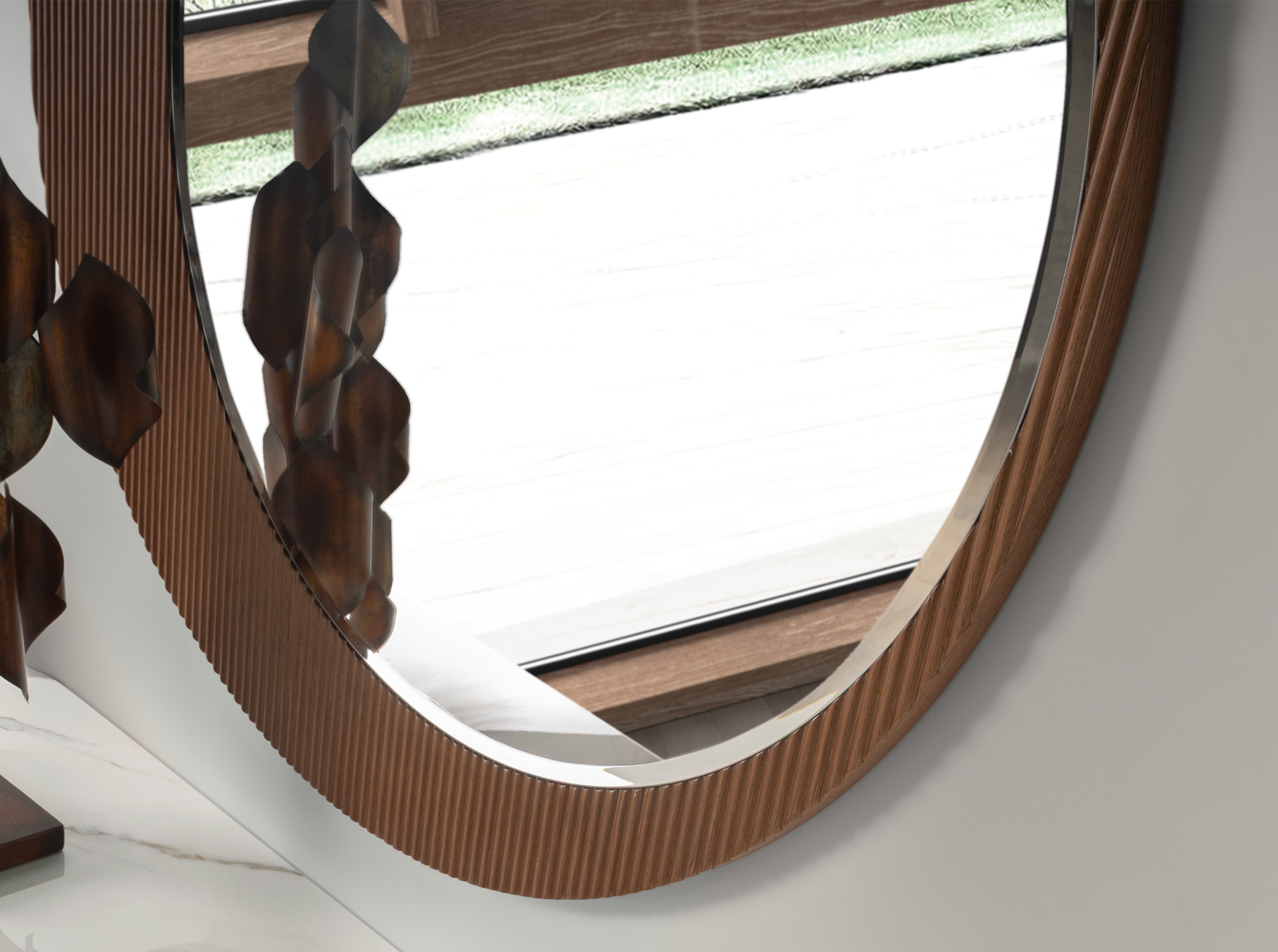 Круглое настенное зеркало из орехового дерева Круглое настенное зеркало из орехового дерева