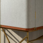 Buffet haut, tissu, noyer et acier poli doré