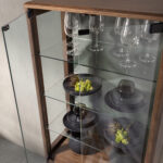 Hohes Sideboard aus gehärtetem Glas und Nussbaum mit Innenbeleuchtung