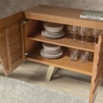 Credenza in noce chiaro e acciaio lucidato color oro