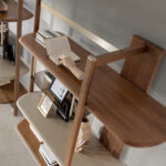 Правая прямоугольная стеллажная система из светлого ореха и дерева цвета грейдж