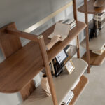 Левая прямоугольная стеллажная система из светлого ореха и дерева цвета грейдж