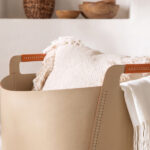 Cesta contenitore decorativa rettangolare in pelle rigenerata color sabbia con maniglie