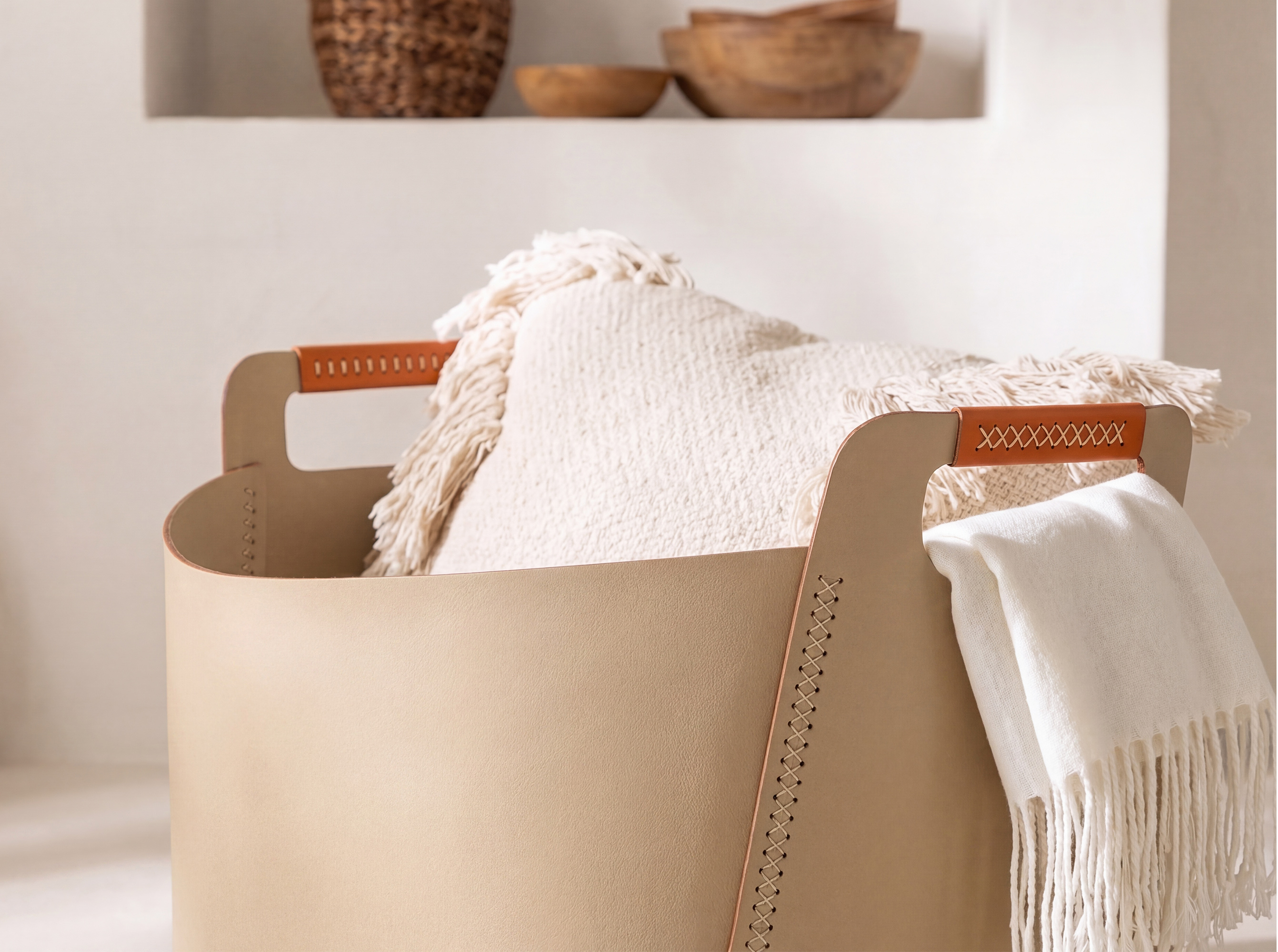Cesta contenitore decorativa rettangolare in pelle rigenerata color sabbia con maniglie Cesta contenitore decorativa rettangolare in pelle rigenerata color sabbia con maniglie
