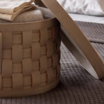 Cesto portaoggetti decorativo rotondo in pelle rigenerata color visone scuro con coperchio
