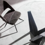 Silla tapizada en tela con patas de acero negro