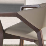 Chaise rembourrée en similicuir avec structure en bois couleur noyer