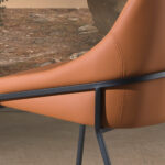 Chaise en similicuir orange