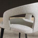 Стул из белоснежной ткани