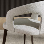 Chaise en tissu blanc cassé