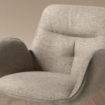 Вращающийся стул из бежевой ткани