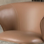 Chaise pivotante en similicuir camel