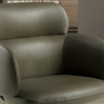 Вращающийся стул из экокожи оливково-зелёного цвета