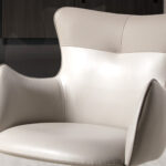 Вращающийся стул из экокожи молочно-белого и грейдж цвета