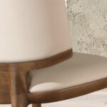 Кресло из искусственной кожи кремового цвета