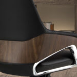 Офисное кресло-вращалка из черной кожзаменителя