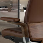 Офисное кресло-вращалка из коричневой кожзаменителя