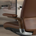 Офисное кресло-вращалка из коричневой кожзаменителя