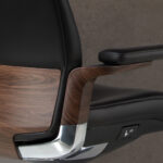 Офисное кресло-вращалка из черной кожзаменителя