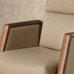 Офисное кресло-вращалка из норковой кожзаменителя