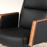 Черное вращающееся офисное кресло из кожзама