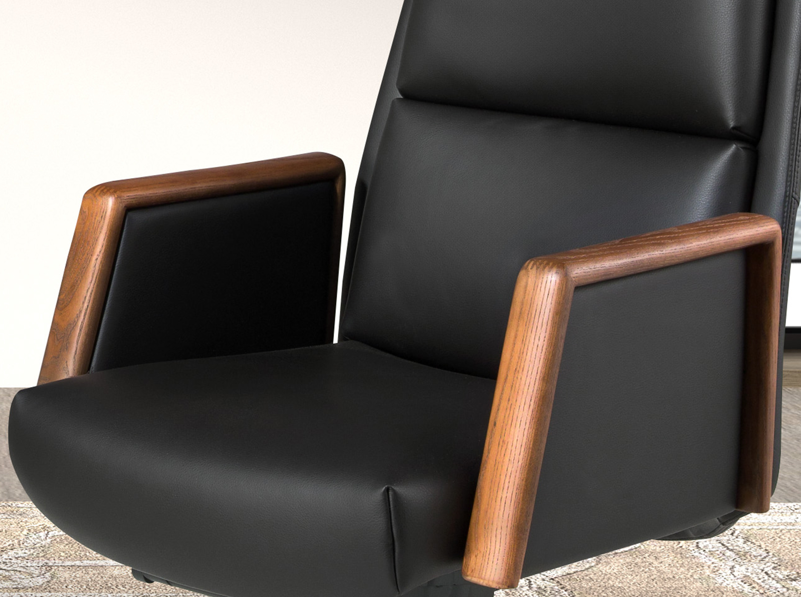 Черное вращающееся офисное кресло из кожзама Черное вращающееся офисное кресло из кожзама