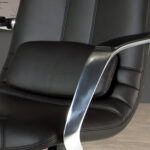 Sedia girevole da ufficio in similpelle nera