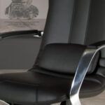 Черное вращающееся офисное кресло из кожзама