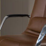 Drehbarer Bürostuhl aus braunem Kunstleder