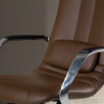 Sedia girevole da ufficio in similpelle marrone